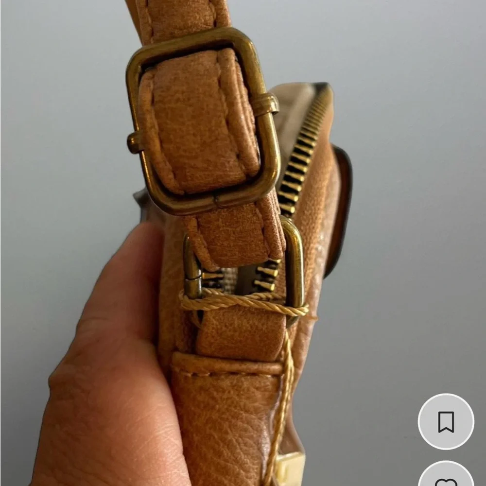 Revive VTG Vegan Faux Leather Small Crossbody Bag Tan Color, New.
Style 30-02385 - Picture 4 of 8